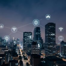 um-horizonte-da-cidade-com-uma-linha-de-icones-e-palavra-citacao-s-sobre-ele